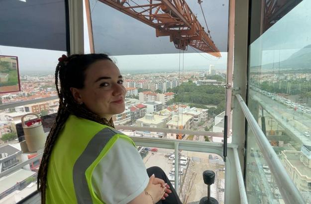 Neslihan, harita mühendisiyken merak sardığı kule vinç operatörlüğünü yapıyor