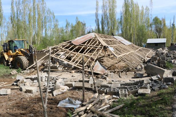 Ahır çöktü; 2 büyükbaş ile 50 tavuk öldü
