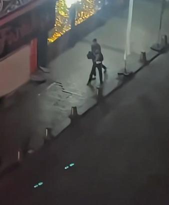 İstanbul - Gaziosmanpaşa'da tartıştığı kadını sokak ortasında darbetti