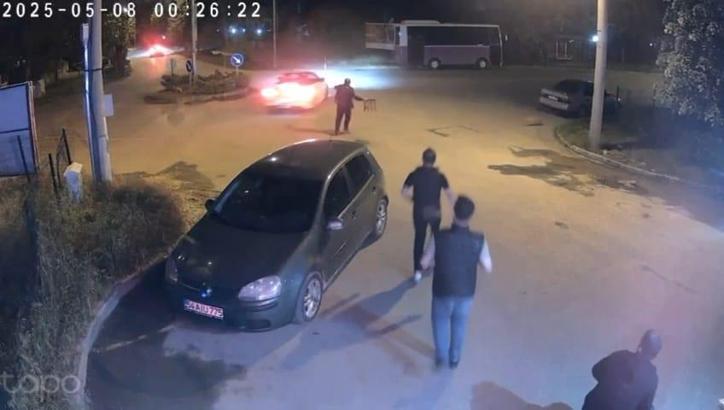 Drift yapan sürücünün otomobiline tabure fırlattı