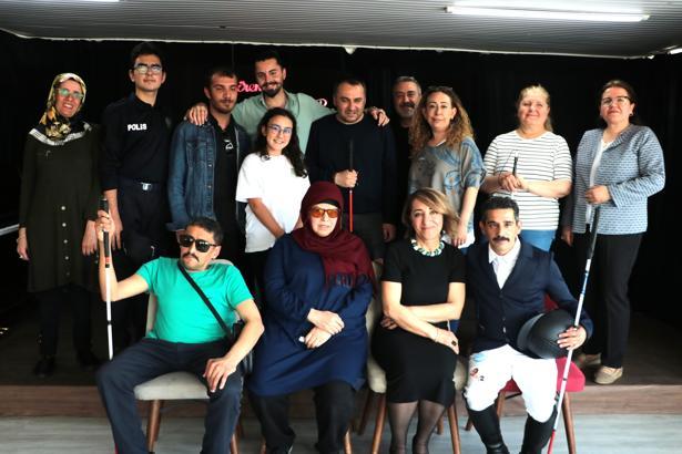 Görme engelliler, yaşadıkları sorunları tiyatro sahnesine taşıdı