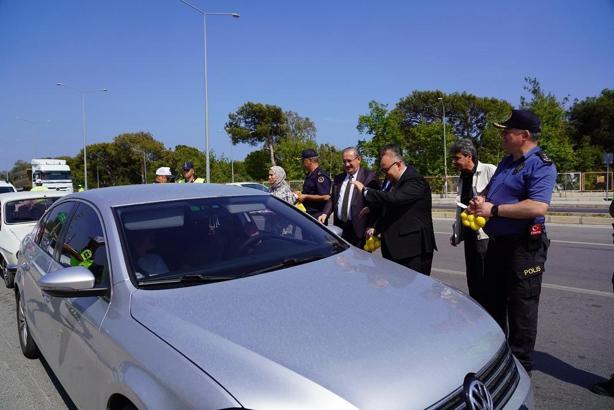 Erdemli’de kurallara uyan sürücülere limonata ikramı