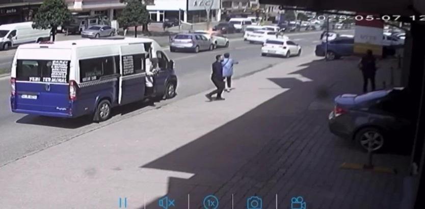 Yayaya yol vermek için duran otomobile arkadan gelen araçlar çaptı