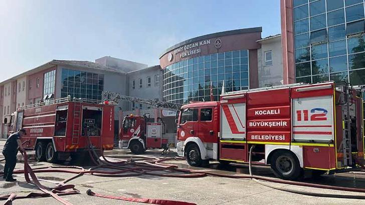 Çatısı yanan okulda eğitime 2 gün ara verildi