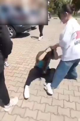 Lise öğrencisi, ortaokul öğrencisini saçlarından tutup yerde sürükledi