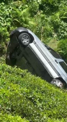 Rize’de hafif ticari araç bahçeye yuvarlandı; 2 yaralı