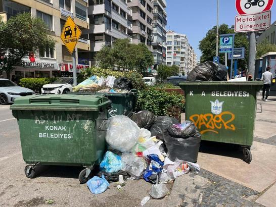 Konak'ta grev kararı sonrası sokaklarda çöp yığınları oluştu
