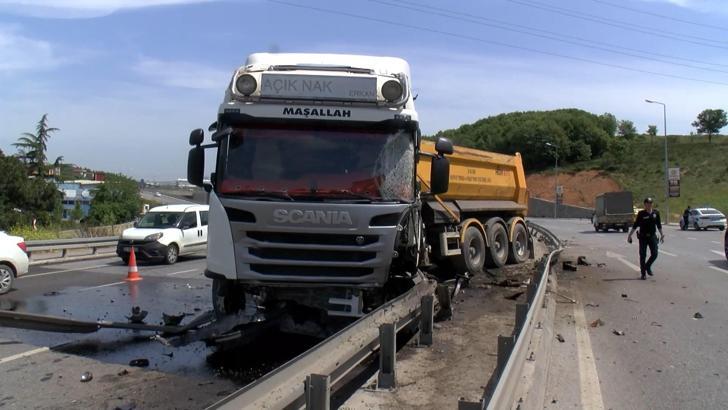 İstanbul-Maltepe'de şoförünün kediye çarpmamak için manevra yaptığı hafriyat kamyon bariyere çarptı