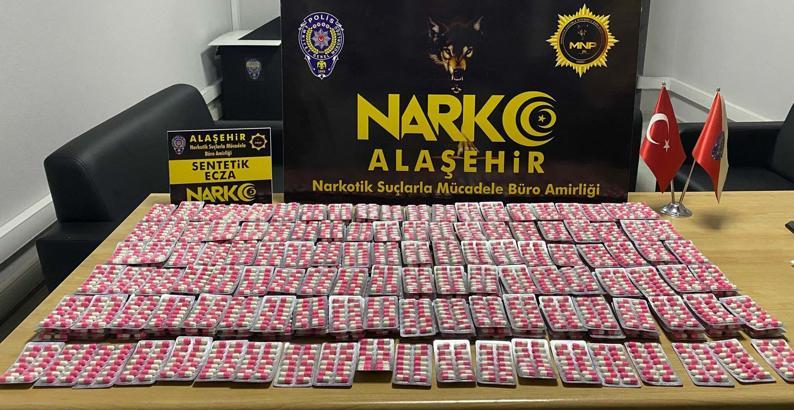 Manisa'da otomobilinde uyuşturucu ile yakalanıp, tutuklandı