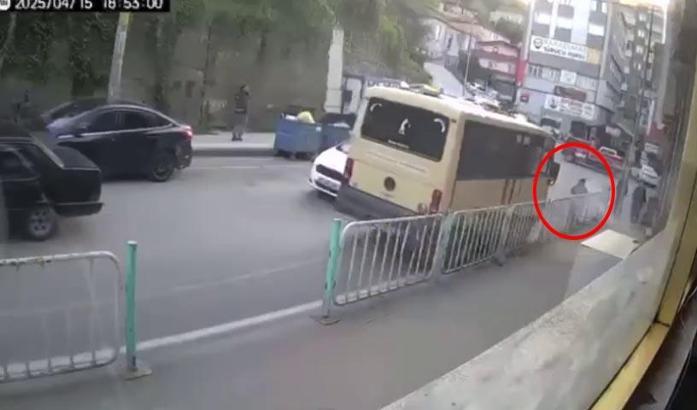 Minibüsün yayaya çarptığı kaza kamerada