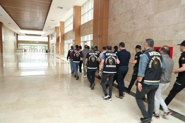 Kiralık şirket araçlarını sahte sözleşmeyle satıp, 120 milyon lira dolandırdılar; 4 tutuklama