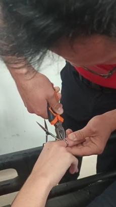 Parmağına sıkışan makas halkasını itfaiye çıkardı