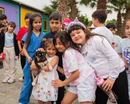 Kuşadası'nda yenilenen merkezde can dostlarına ziyaret