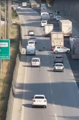 TIR'ın tekerinden kopan lastik kaplaması, zincirleme kazaya neden oldu