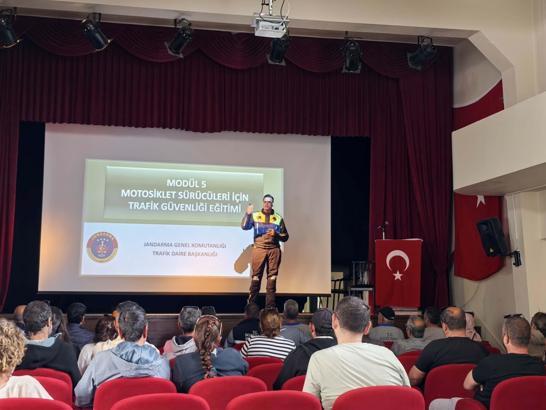 Bozcaada'da motosiklet sürücülerine güvenli sürüş eğitimi verildi