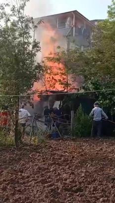 Binaların arasındaki odunluk alev alev yandı