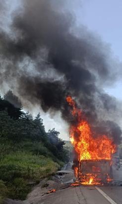 Bursa'da seyir halindeki kamyon alev alev yandı