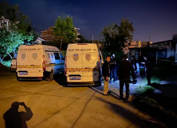 Husumetlisi ile yanındaki eşi ve oğlunu tabancayla yaraladı; motosikletle kaçtı