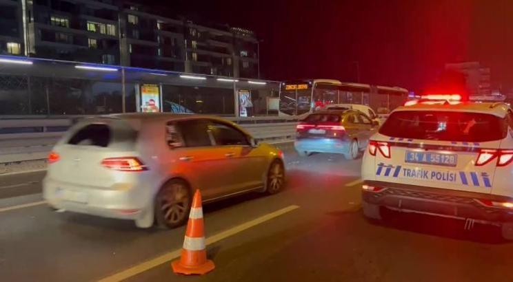 İstanbul - Küçükçekmece’de kaza yapıp kaçmaya çalışan alkollü sürücü, diğer sürücüler tarafından darbedildi