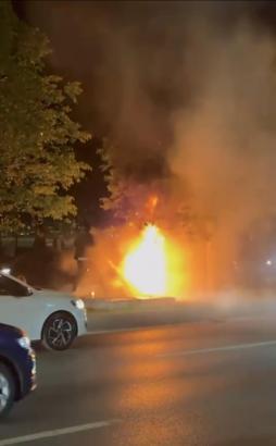 İstanbul- Kartal’da, otomobil ile çarpışan motosiklet alev aldı