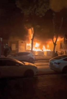 İstanbul- Küçükçekmece'de beyaz eşya deposu alev alev yandı; mahalleli panik yaşadı