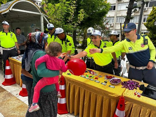 Erdemli'de polis standı ilgi gördü
