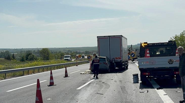 TEM'de cip, kamyona çarptı; 3 yaralı