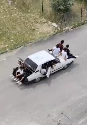 Otomobil bagajında ve kaputunda tehlikeli yolculuk kamerada