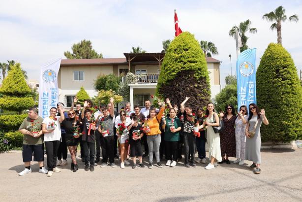 Özel eğitim öğrencileri anneleri için çiçek dikti
