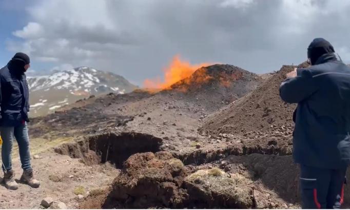 Yıldırım düşen doğal gaz hattında yangın söndü