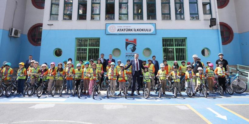 Bakan Tekin, öğrencilerle bir araya geldi