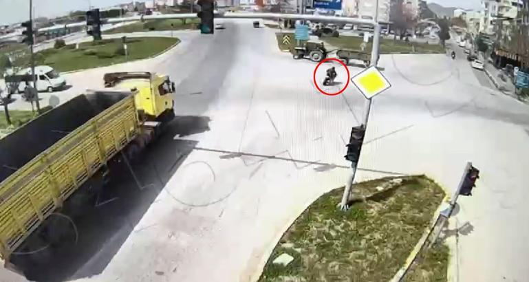 Motosikletin römorka çarptığı kaza kamerada