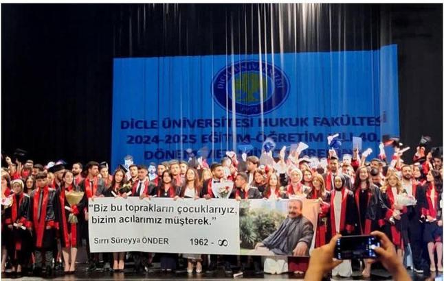 Dicle Üniversitesi’ndeki mezuniyet töreninde, Sırrı Süreyya Önder için pankart açıldı