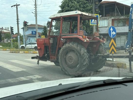 D-100 Karayolunda3 tekerlekli traktör dikkat çekti
