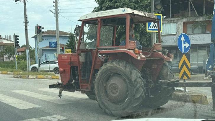 D-100 Karayolunda3 tekerlekli traktör dikkat çekti