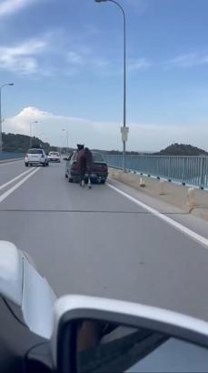 Otomobile bağladığı at ile ilerledi; 2 gözaltı