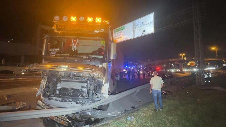 İstanbul- Beylikdüzü'nde, karşı yöne geçen TIR motosiklet ile 2 otomobile çarptı: 1 ölü, 1 yaralı
