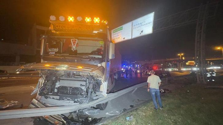 Beylikdüzü'nde, karşı yöne geçen TIR motosiklet ile 2 otomobile çarptı: 1 ölü, 1 yaralı