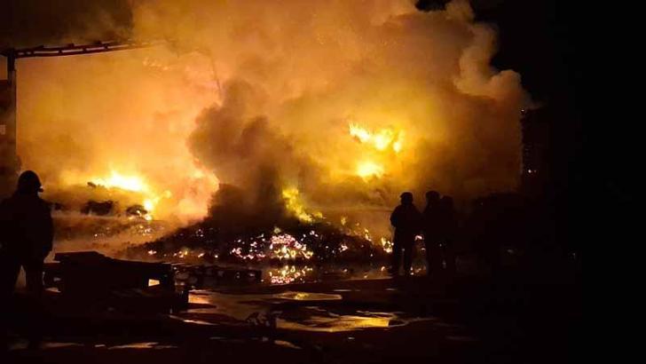 Bursa'da, palet fabrikasındaki yangın söndürüldü