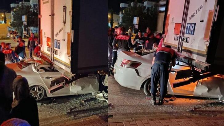 Otomobil, park halindeki TIR'a çarptı: 2 ölü