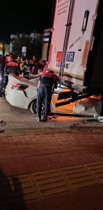 Otomobil, park halindeki TIR'a çarptı: 2 ölü