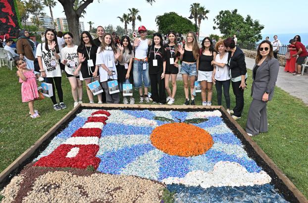 Antalya çiçeklerle açık hava galerisine döndü