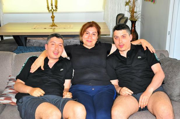 Otizmli ikizleriyle 25 yıldır yaşam mücadelesi veriyor