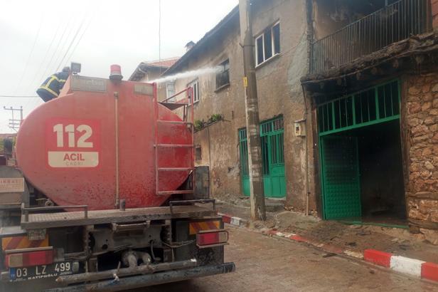 Evindeki yangını üzüntüyle izledi