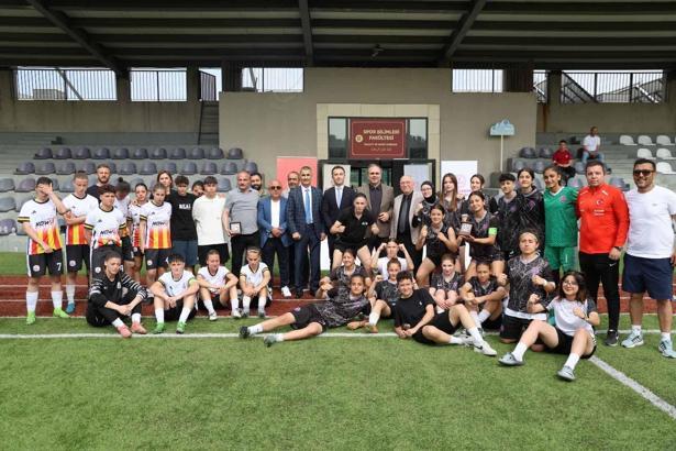 Ural Aküzüm: Türkiye'de kadın futbolunu tabana yaymak gerekiyor