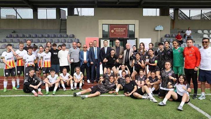 Ural Aküzüm: Türkiye'de kadın futbolunu tabana yaymak gerekiyor