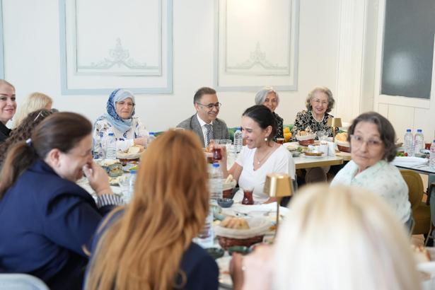 İzmir'de öğretmenler, kendileri gibi öğretmen olan çocuklarıyla kahvaltıda bir araya geldi