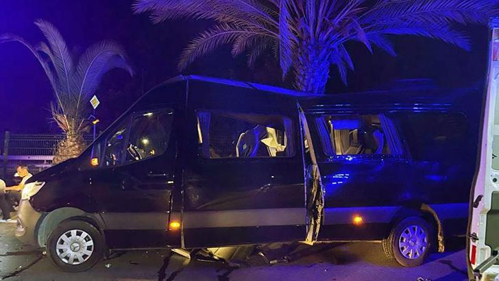 Tur minibüsü ile otomobil çarpıştı: 2 ölü, 7 yaralı