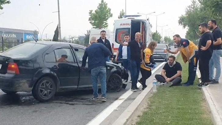 Kaldırım ile yön tabelasına çarpan otomobilin sürücüsü yaralandı