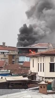 Bursa'da 4 katlı iş merkezinin çatı katında yangın